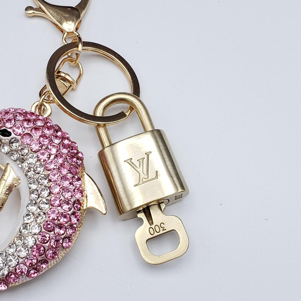 Authentic LV Gold Padlock & Key 🔑 Bag Charm / Unbranded Fish Keychain Combo - Picture 7 of 9
